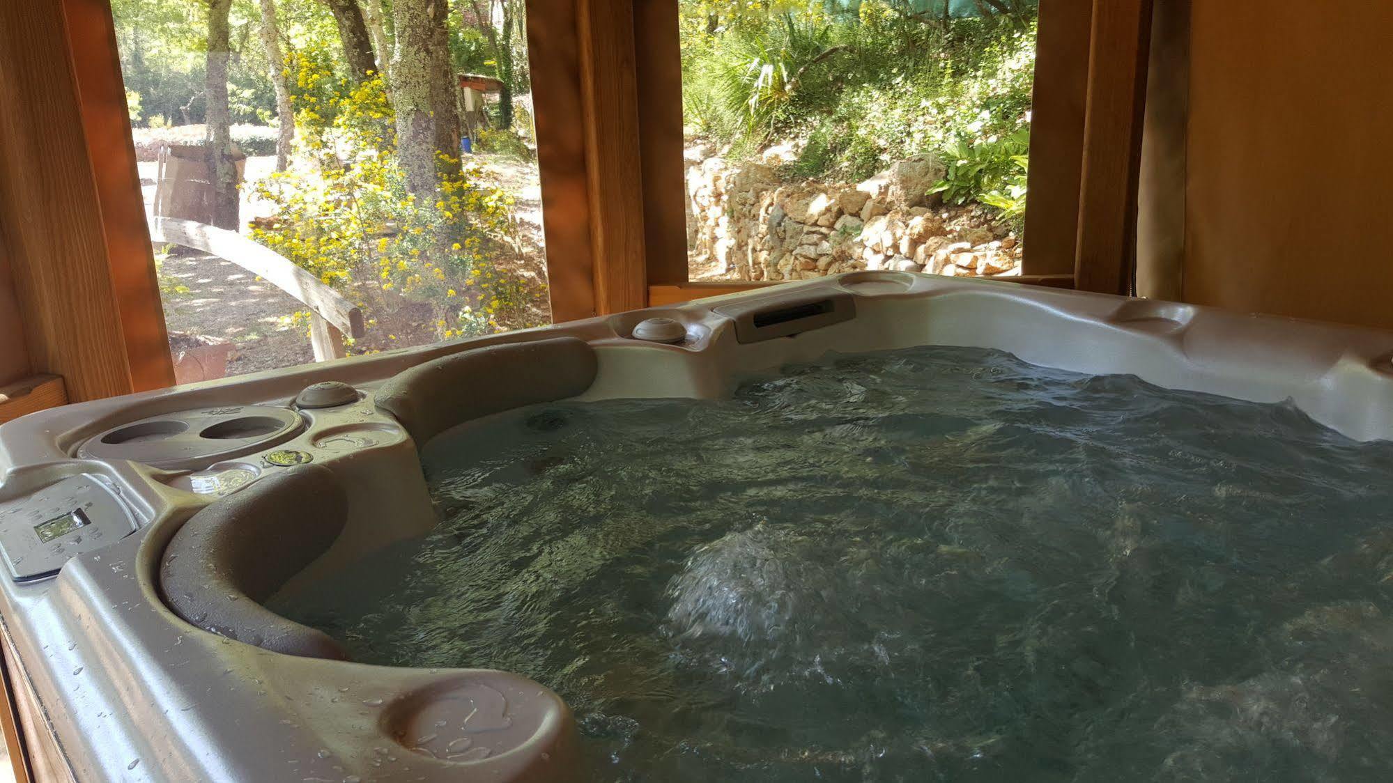 Le Donjon Des Combes Et Son Spa ฟายองซ์ ภายนอก รูปภาพ